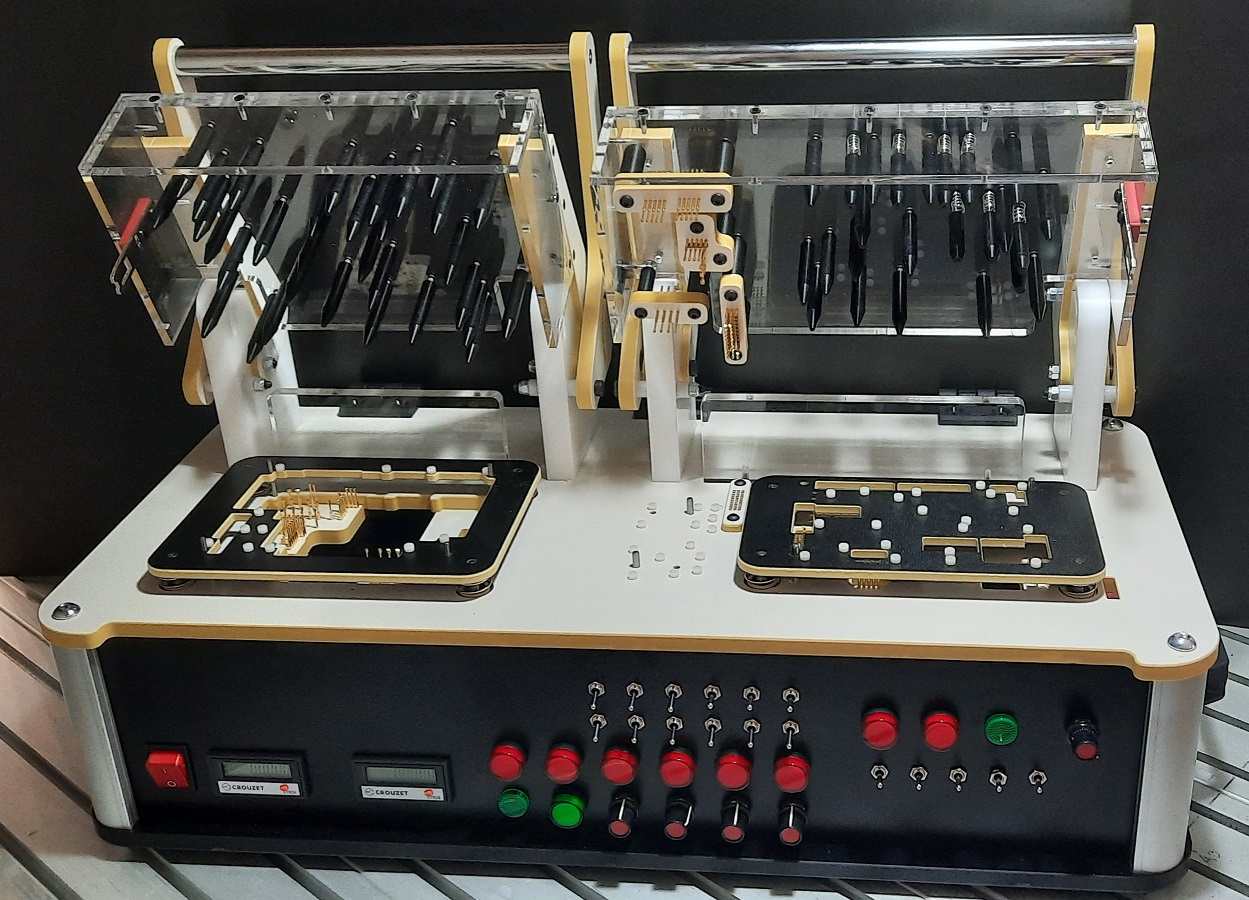 Fixture FCT a doppia postazione per due prodotti indipendenti, Hardware di comando a pannello, sicurezze elettro-meccaniche in apertura.